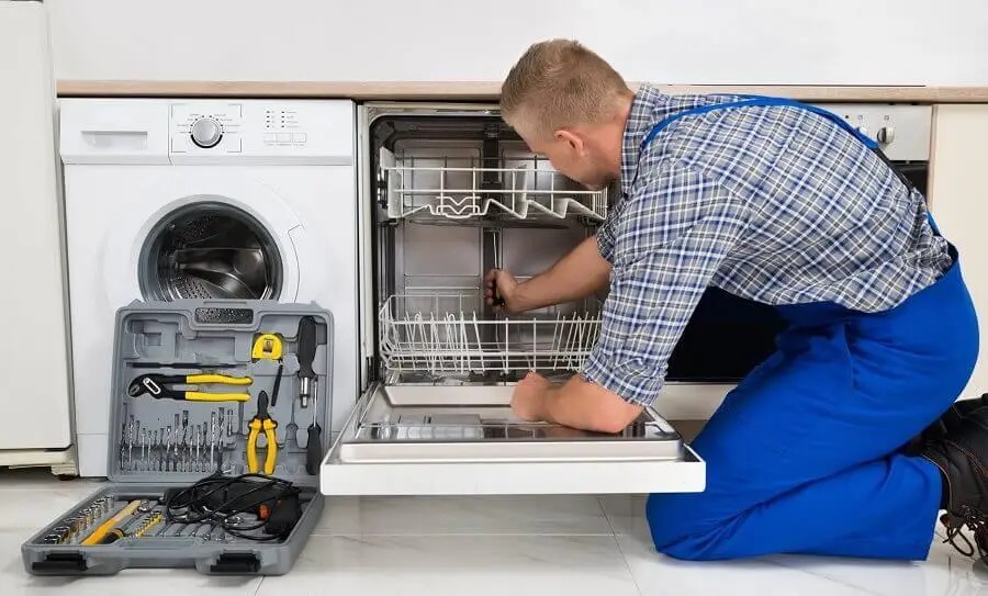 Çeşme Electrolux servisi teknisyen ekibi beyaz eşya tamiri yaparken